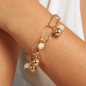 Pulseira elos orgânicos com bolas e pérolas banhado em ouro 18k