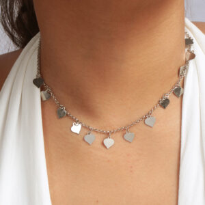 Choker medalhinha de corações lisos banhado em ouro branco