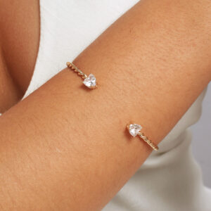 Bracelete trançado com zircônias coração cristal banhado em ouro 18k