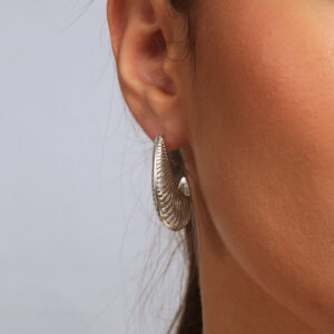 Meia argola vazada texturizada banhada em ouro branco