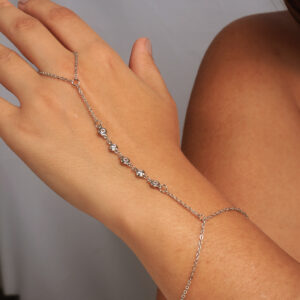 Pulseira de mão com zircônias redondas e de coração banhado em ouro branco