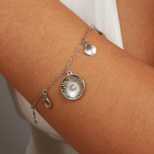 Pulseira com pingentes concha e estrela do mar banhado em ouro branco