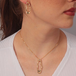 Conjunto brinco e pingente alongado orgânico liso banhado em ouro 18k