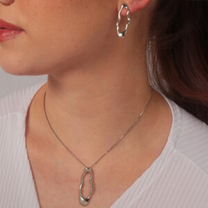 Conjunto brinco e pingente alongado orgânico liso banhado em ouro branco