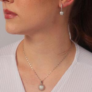 Conjunto argolinha cravejada e colar com pingente meia bola com coração pavê banhado em ouro branco