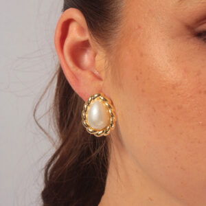 Brinco gota croissant com pérola banhado em ouro 18k