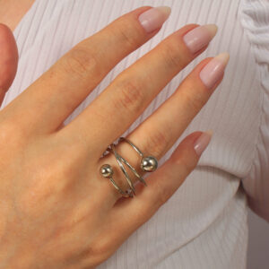 Anel aro triplo com bolas lisas banhado em ouro branco