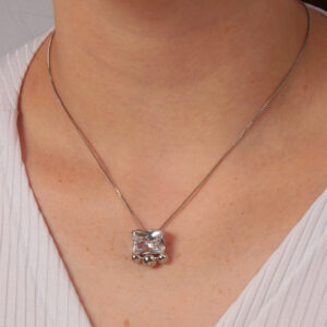 Colar com pingente pedra retangular cristal com detalhes banhado em ouro branco