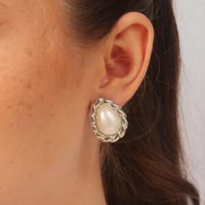 Brinco gota croissant com pérola banhado em ouro branco