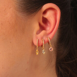 Trio de argolinhas cravejada com pingentes multiformas coloridos banhado em ouro 18k