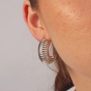 Argola design mola lisa banhada em ouro branco