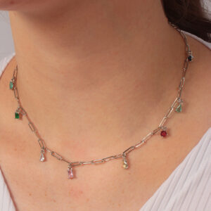 Choker cartie pingentes multiformas coloridos banhado em ouro branco