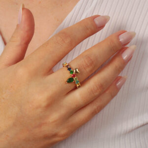 Anel riviera colorida com detalhe de coração e gota banhado em ouro 18k