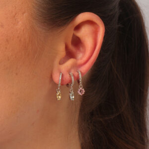 Trio de argolinhas cravejada com pingentes multiformas coloridos banhado em ouro branco