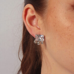 Brinco de zircônia cristal retangular com detalhes banhado em ouro branco