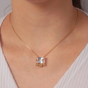 Colar com pingente pedra retangular cristal com detalhes banhado em ouro 18k