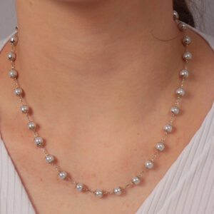 Colar pérolas espaçadas banhado em ouro branco