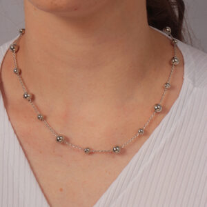 Colar bolas lisas espaçadas banhado em ouro branco