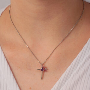Colar com pingente cruz com zircônia gota lilas banhado em ouro branco
