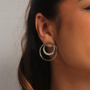 Brinco circulo fio duplo cravejado banhado em ouro branco