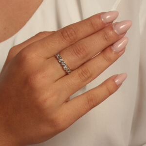 Anel aparador corações cristais banhado em ouro branco