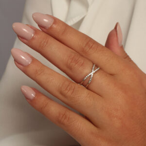 Anel X slim cravejado banhado em ouro branco