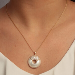 Colar com pingente redondo meio pérola meio cravejado banhado em ouro 18k