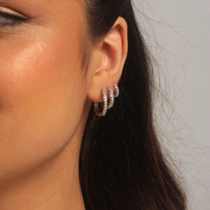 Trio de argolinhas cravejada texturizadas banhado em ouro branco