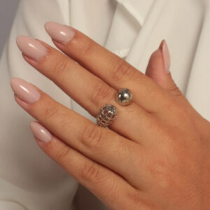 Anel ajustável ponta vazada e ponta lisa banhado em ouro branco