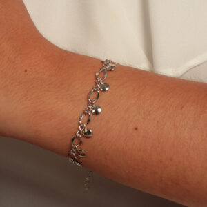 Pulseira elos torcidos com medalhinhas lisas banhado em ouro branco