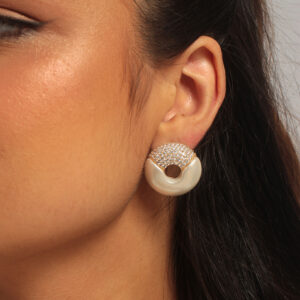 Brinco redondo meio pérola meio cravejado banhado em ouro 18k