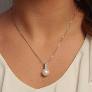 Colar com pingente pérola com contra argola cravejada banhada em ouro branco