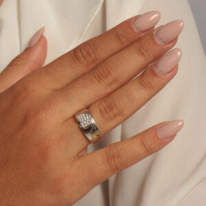 Anel largo liso com coração cravejado banhado em ouro branco