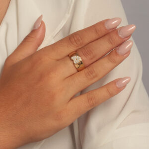 Anel largo liso com coração cravejado banhado em ouro 18k