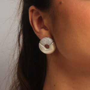 Brinco redondo meio pérola meio cravejado banhado em ouro branco