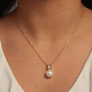 Colar com pingente pérola com contra argola cravejada banhada em ouro 18k