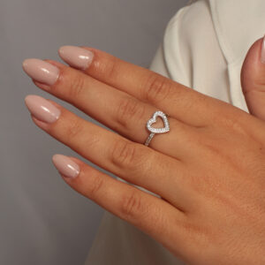 Anel aro com coração cravejado vazado banhado em  ouro branco