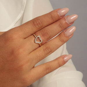 Anel aro com coração cravejado vazado banhado em  ouro 18k