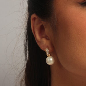 Brinco pérola com base abaulada zircônias navete cristal banhado em ouro 18k