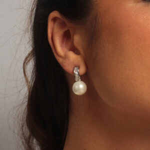 Brinco pérola com base abaulada zircônias navete cristal banhado em ouro branco