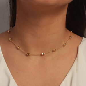 Colar com esferas ovais lisas espaçadas banhado em ouro 18k