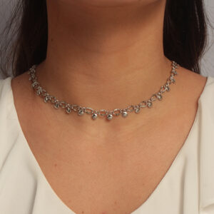 Colar elos torcidos com medalhinhas lisas banhado em ouro branco