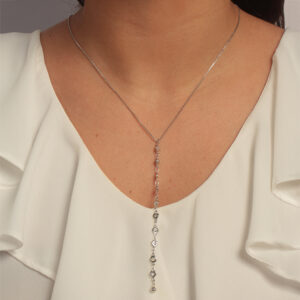 Colar com pingente comprido com pontos de luz redondo e de coração banhado em ouro branco