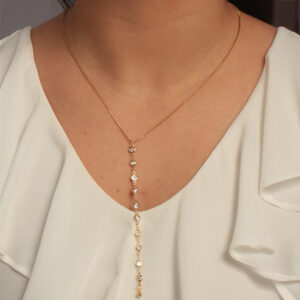 Colar com pingente comprido com pontos de luz redondo e de coração banhado em ouro 18k