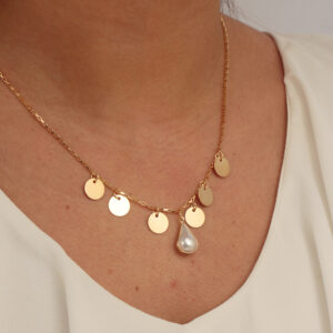 Colar com pingentes medalhas redondas e gota de pérola banhado em ouro 18k