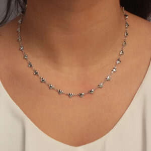 Colar slim de corações lisos banhado em ouro branco