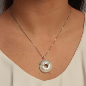 Colar com pingente redondo meio pérola meio cravejado banhado em ouro branco