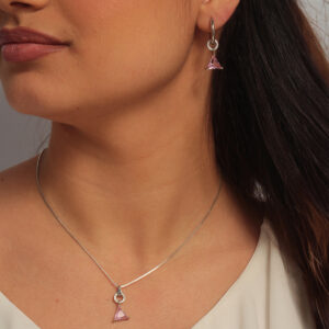 Conjunto brinco argolinha e colar com pingente triangular zircônia rosa banhado em ouro branco