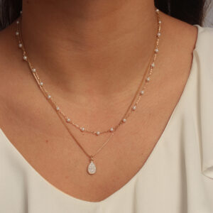 Colar duplo corrente de pérolas e veneziana com pingente gota cravejado banhado em ouro 18k