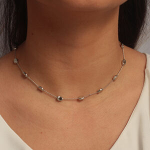 Colar com esferas ovais lisas espaçadas banhado em ouro branco